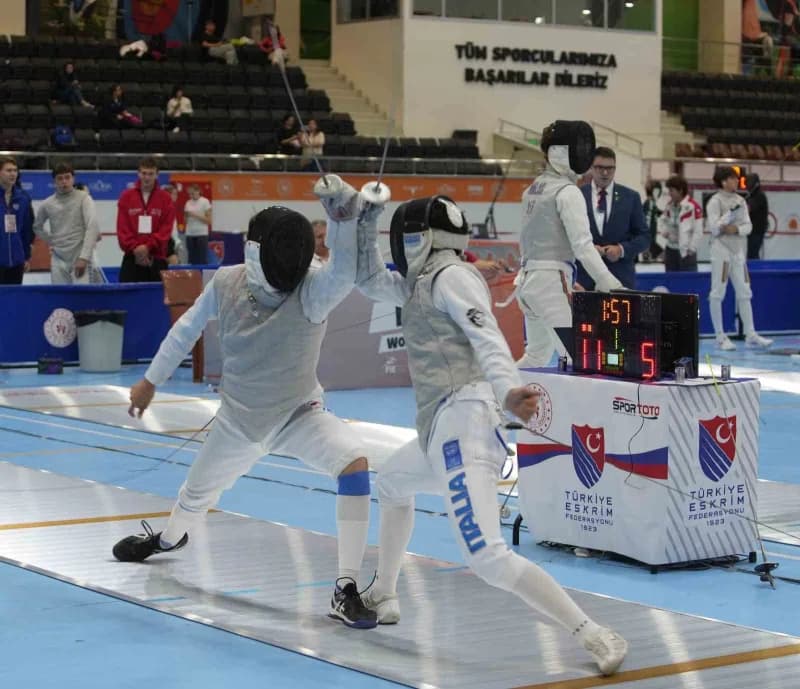Samsun'da düzenlenen Yıldızlar ve Gençler Flöre Dünya Kupası'nda 52 ülkeden 606 sporcu madalya kazanmak için flörelerini