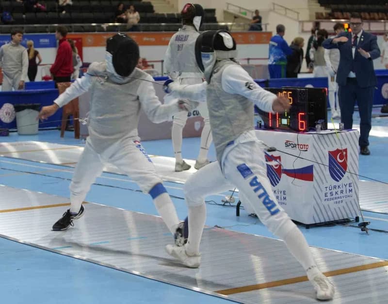 Samsun'da düzenlenen Yıldızlar ve Gençler Flöre Dünya Kupası'nda 52 ülkeden 606 sporcu madalya kazanmak için flörelerini