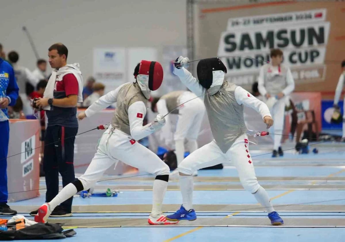 Samsun’da düzenlenen Yıldızlar ve Gençler Flöre Dünya Kupası’nda eskrim yapan sporcular
