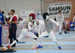 Samsun’da düzenlenen Yıldızlar ve Gençler Flöre Dünya Kupası’nda eskrim yapan sporcular
