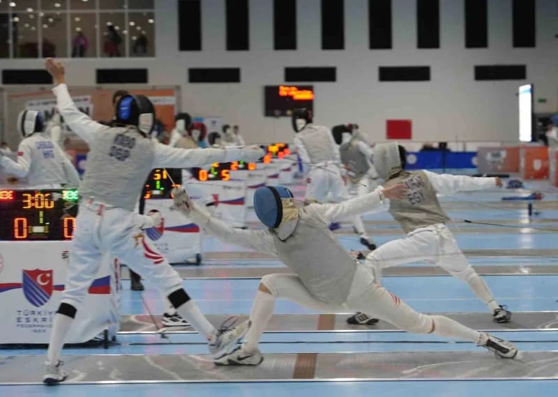 Samsun'da düzenlenen Yıldızlar ve Gençler Flöre Dünya Kupası'nda 52 ülkeden 606 sporcu madalya kazanmak için flörelerini