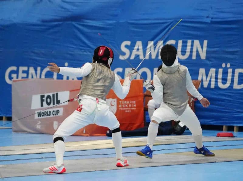 Samsun'da düzenlenen Yıldızlar ve Gençler Flöre Dünya Kupası'nda 52 ülkeden 606 sporcu madalya kazanmak için flörelerini