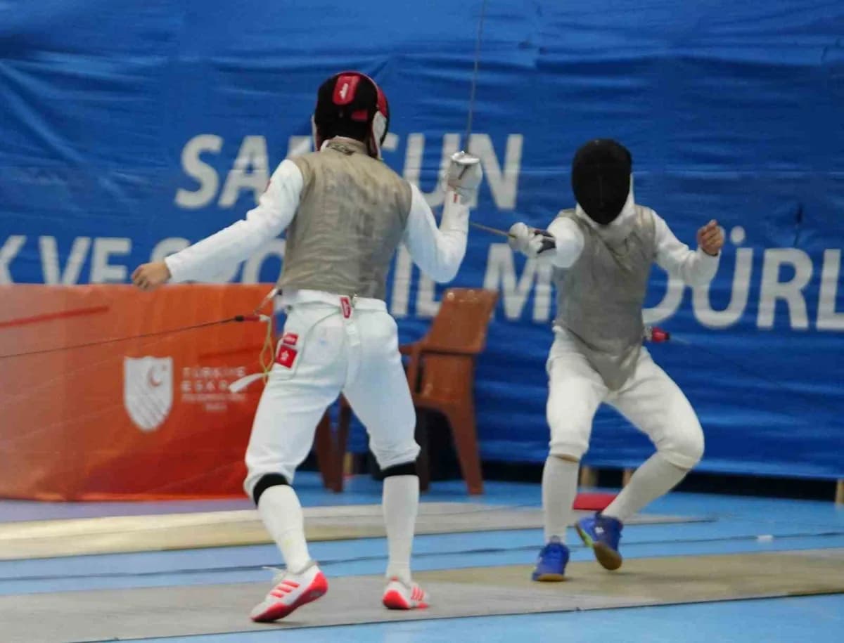Samsun'da düzenlenen Yıldızlar ve Gençler Flöre Dünya Kupası'nda 52 ülkeden 606 sporcu madalya kazanmak için flörelerini