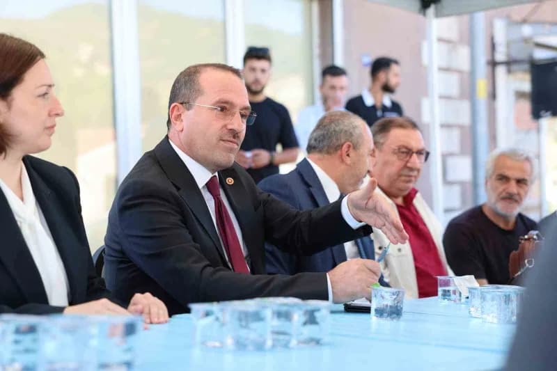 AK Parti İzmir Milletvekili Yaşar Kırkpınar, Foça ilçesinde sanayicilerden esnaflara, balıkçılardan kooperatiflere kadar