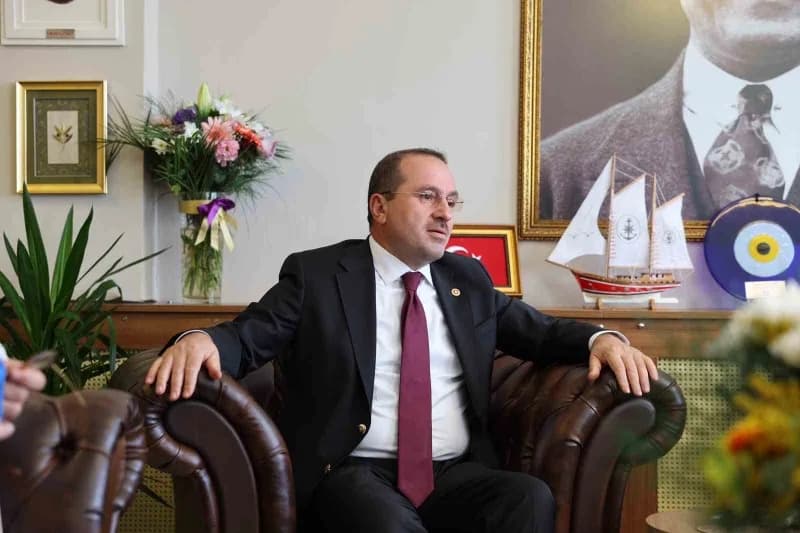 AK Parti İzmir Milletvekili Yaşar Kırkpınar, geçtiğimiz günlerde AK Parti'ye katılan Foça Belediye Başkanı Saniye Bora F