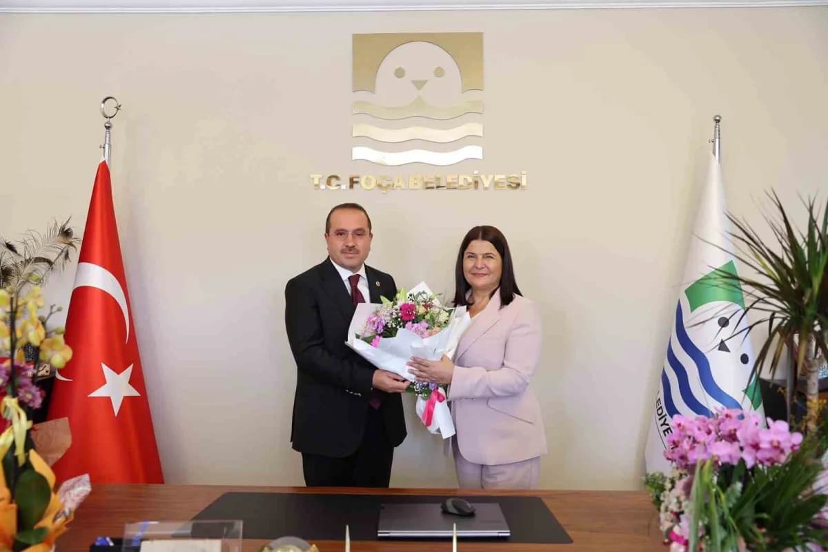AK Parti İzmir Milletvekili Yaşar Kırkpınar ve Foça Belediye Başkanı Saniye Bora Fıçı makamda görüşme yaparken