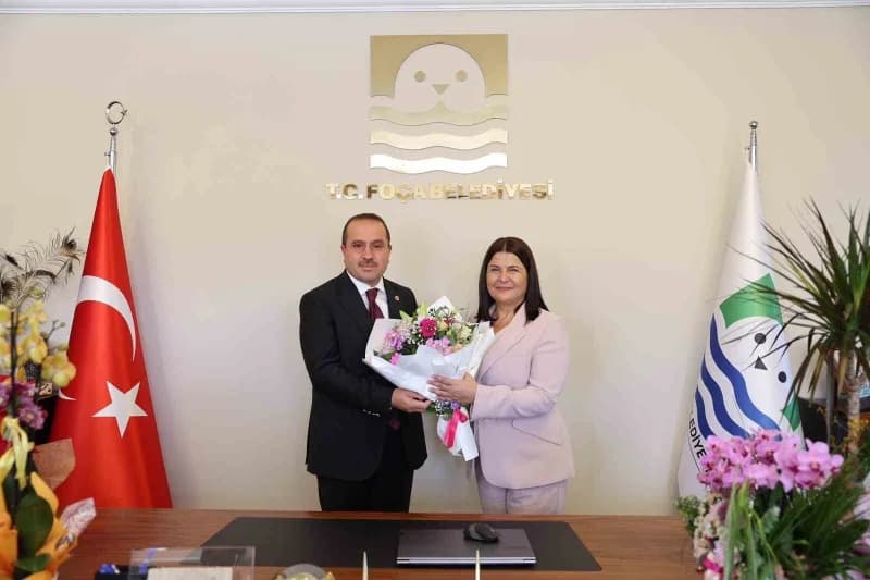 AK Parti İzmir Milletvekili Yaşar Kırkpınar ve Foça Belediye Başkanı Saniye Bora Fıçı makamda görüşme yaparken
