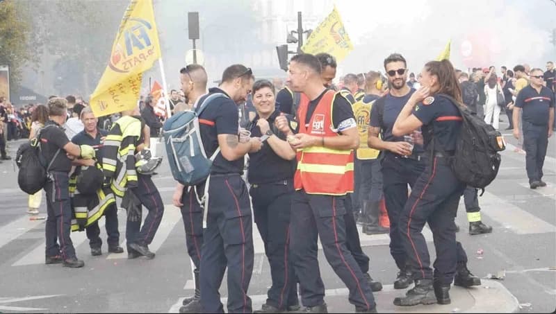 Fransa’da başta başkent Paris olmak üzere birçok kentte Kamu çalışanları ve İtfaiyeciler, maaş artışı ve Kamu hizmetleri