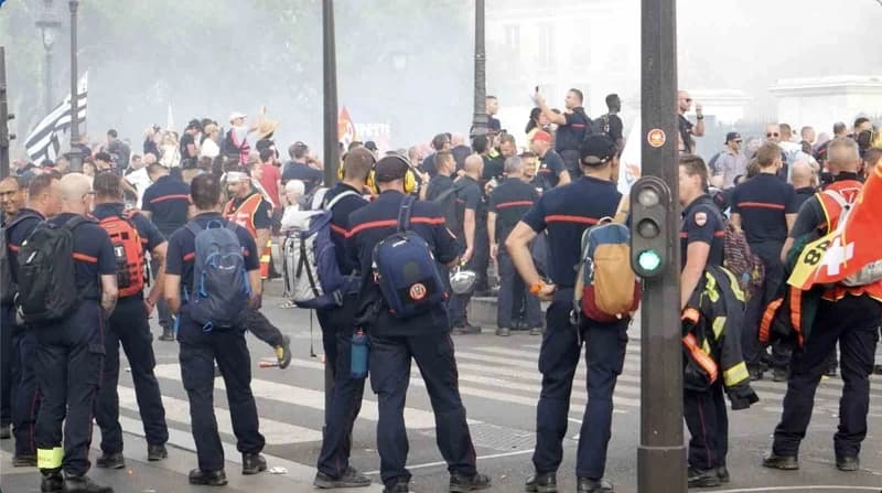 Fransa’da başta başkent Paris olmak üzere birçok kentte Kamu çalışanları ve İtfaiyeciler, maaş artışı ve Kamu hizmetleri