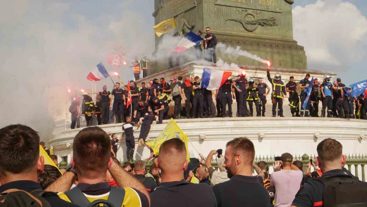 Fransa’da başta başkent Paris olmak üzere birçok kentte Kamu çalışanları ve İtfaiyeciler, maaş artışı ve Kamu hizmetleri