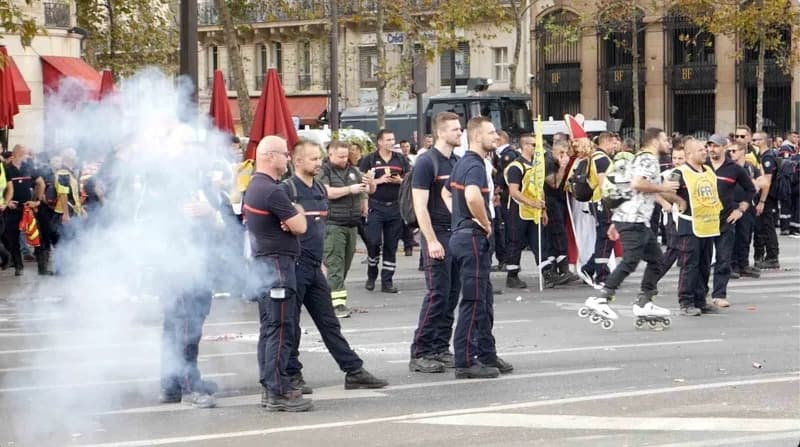 Fransa’da başta başkent Paris olmak üzere birçok kentte Kamu çalışanları ve İtfaiyeciler, maaş artışı ve Kamu hizmetleri