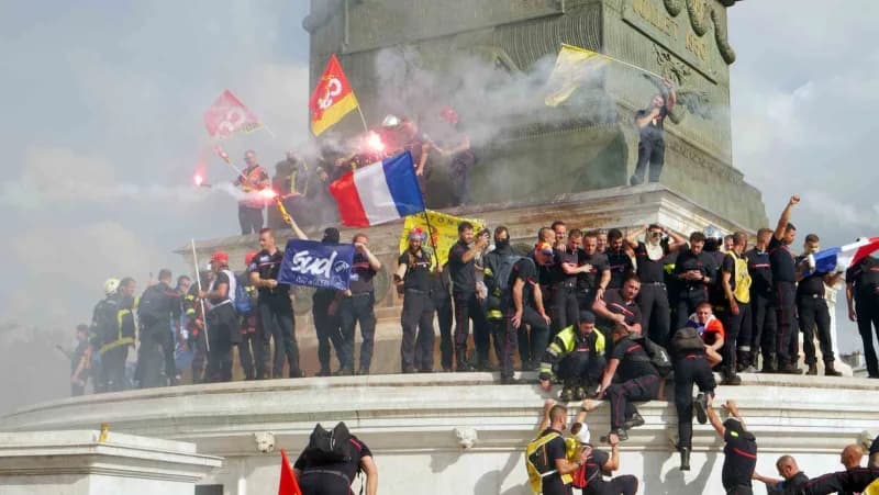 Fransa’da başta başkent Paris olmak üzere birçok kentte Kamu çalışanları ve İtfaiyeciler, maaş artışı ve Kamu hizmetleri