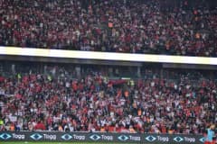 Kocaeli Stadyumu'nda Fransa-Türkiye UEFA Uluslar Ligi maçı öncesi kırmızı beyaza bürünmüş tribünler ve Türk bayrakları
