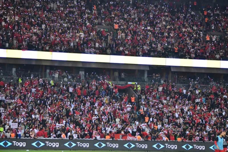 Kocaeli Stadyumu'nda Fransa-Türkiye UEFA Uluslar Ligi maçı öncesi kırmızı beyaza bürünmüş tribünler ve Türk bayrakları