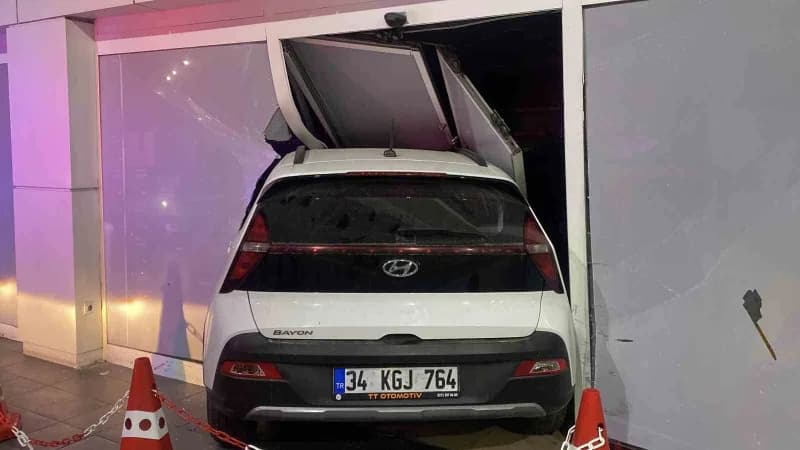 İstanbul Küçükçekmece’de fren yerine gaza basan kadın sürücü, otomobiliyle benzin istasyonunun malzeme odasına girdi. Ka