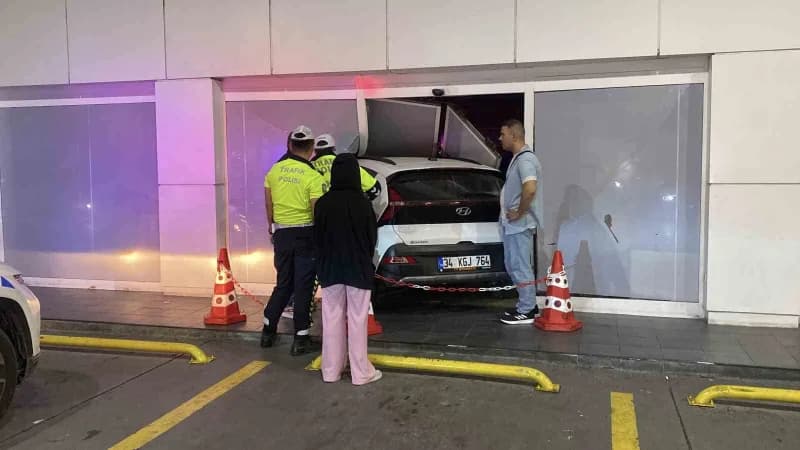İstanbul Küçükçekmece'de fren yerine gaza basan sürücünün otomobili benzin istasyonunun malzeme odasına girmiş durumda
