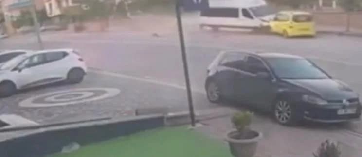 Kayseri Develi'de freni patlayan minibüsün taksiyi sürükleyip elektrik direğine çarptığı kaza sonrası görüntü