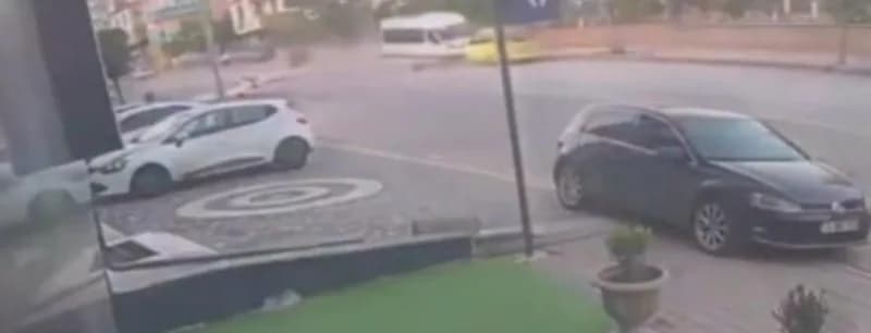 Kayseri’nin Develi ilçesinde yokuş aşağı inen freni patlatan minibüs, çarptığı taksiyi önüne alarak, sürükledi. Hızını a