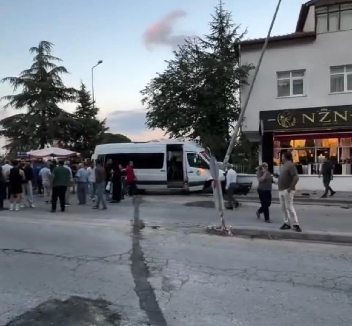 Kayseri’nin Develi ilçesinde yokuş aşağı inen freni patlatan minibüs, çarptığı taksiyi önüne alarak, sürükledi. Hızını a