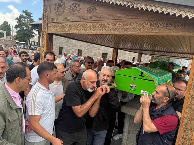 Alanya’da tedavi gördüğü hastanede 59 yaşında hayatını kaybeden Gazeteci Fuat Kantarcı, memleketi Erzurum’da toprağa ver