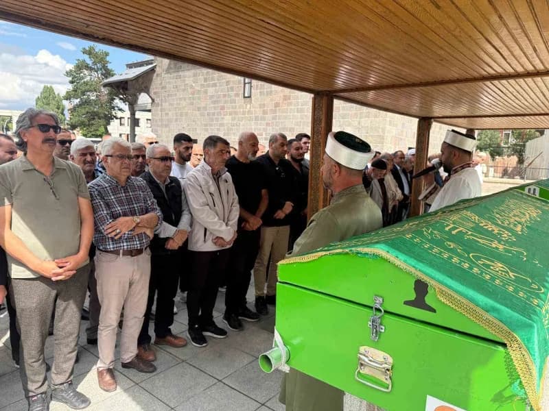 Alanya’da tedavi gördüğü hastanede 59 yaşında hayatını kaybeden Gazeteci Fuat Kantarcı, memleketi Erzurum’da toprağa ver