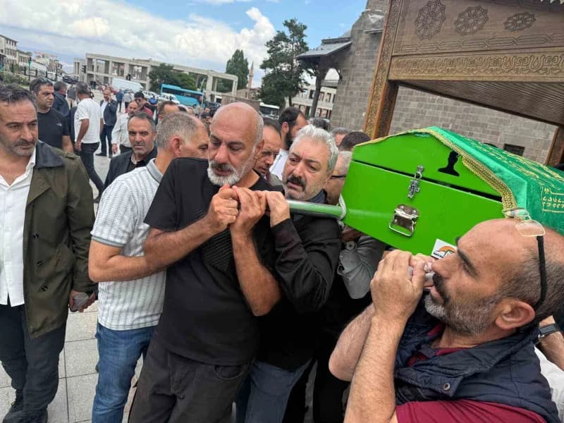Alanya’da tedavi gördüğü hastanede 59 yaşında hayatını kaybeden Gazeteci Fuat Kantarcı, memleketi Erzurum’da toprağa ver