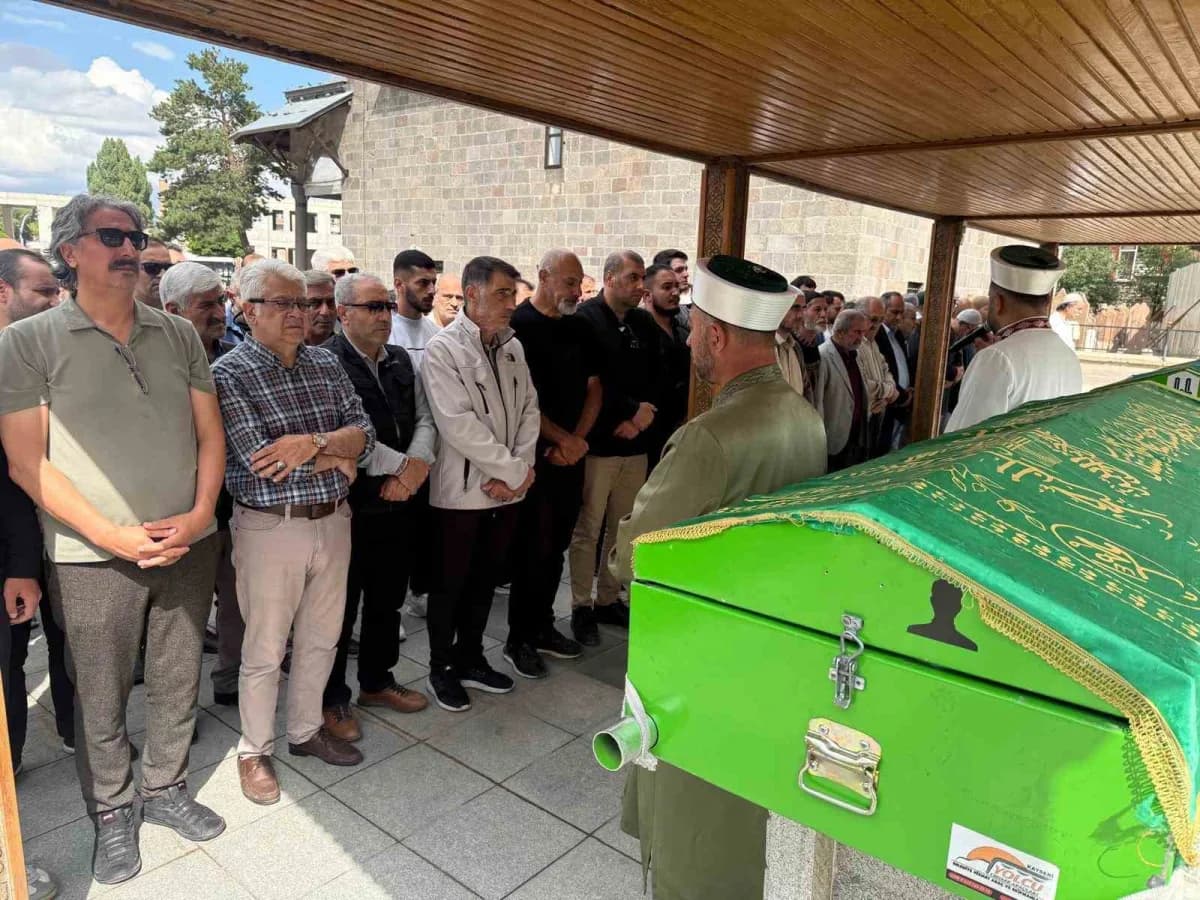 Alanya’da tedavi gördüğü hastanede 59 yaşında hayatını kaybeden Gazeteci Fuat Kantarcı, memleketi Erzurum’da toprağa ver