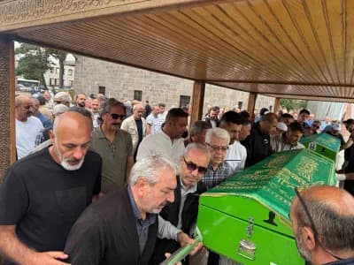 Gazeteci Fuat Kantarcı'nın Erzurum Narmanlı Camii'nde düzenlenen cenaze töreninden bir kare