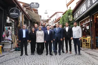 Fuat Oktay, Ulus'ta vatandaşlar ve esnafla sohbet ederken tarihi Aslanhane Camii ve Ankara Kalesi çevresi