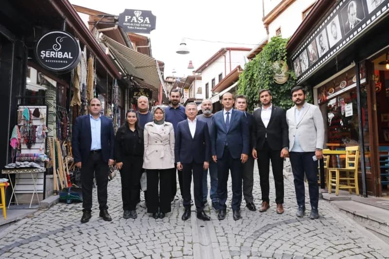 Fuat Oktay, Ulus'ta vatandaşlar ve esnafla sohbet ederken tarihi Aslanhane Camii ve Ankara Kalesi çevresi