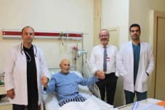 GAÜN Hastanesi Kalp ve Damar Cerrahisi ekibi ameliyat sonrası hastayla birlikte