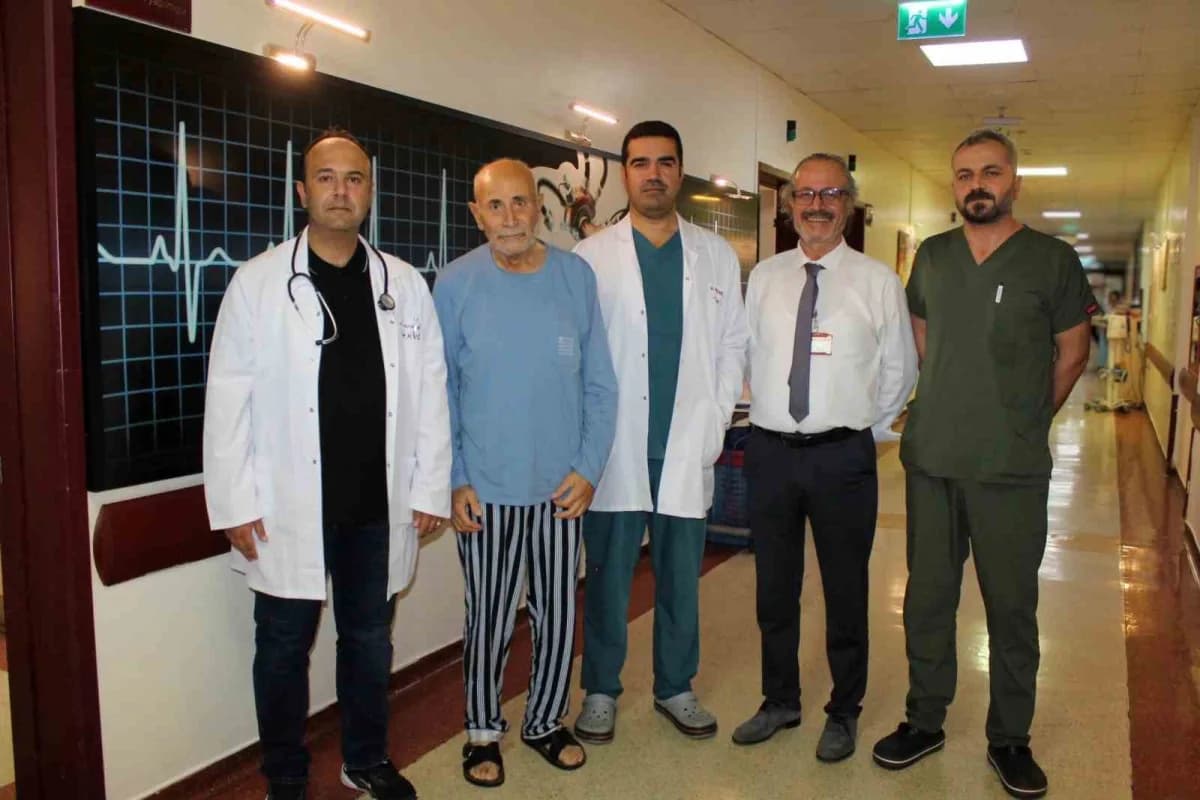 GAÜN Hastanesi’nde 83 yaşındaki hastaya zorlu aort ameliyatı