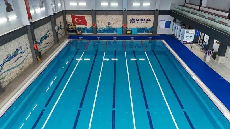 Gazi Mustafa Kemal Atatürk Spor Kompleksi’nde yenileme çalışmaları sonrası sporcular spor yapıyor
