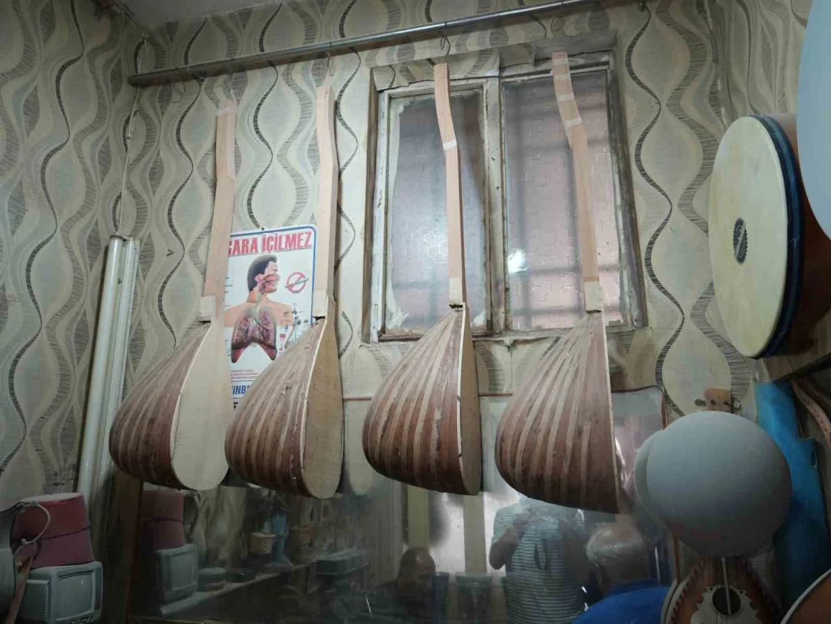 36 yıldır bağlama ve saz üretiyor, kendi Yaptığı bağlamaları çalamıyor