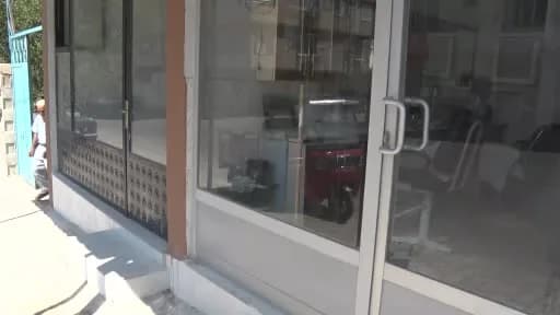 Gaziantep Oğuzeli'nde 65 yıldır berberlik yapan Abdulkadir Aksoy dükkanında müşterilerini tıraş ediyor
