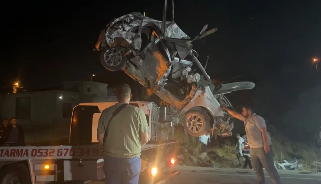 Gaziantep-Nurdağı kara yolunda 7 kişinin hayatını kaybettiği kazaya karışan otomobil ve otobüsün çekicilerle kaldırılmas