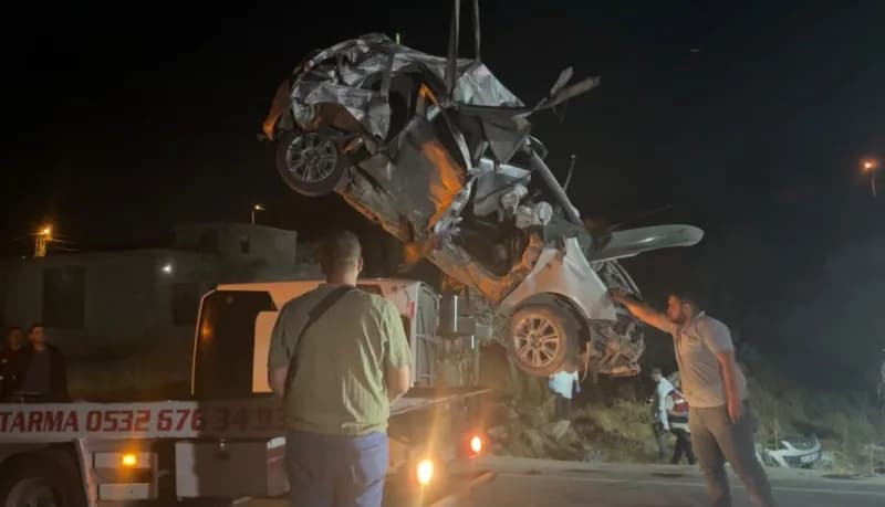 Gaziantep-Nurdağı kara yolunda 7 kişinin hayatını kaybettiği kazaya karışan otomobil ve otobüsün çekicilerle kaldırılmas