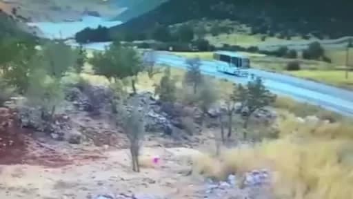 Gaziantep-Nurdağı karayolunda otomobil ve otobüsün çarpıştığı trafik kazası güvenlik kamerası görüntüsü