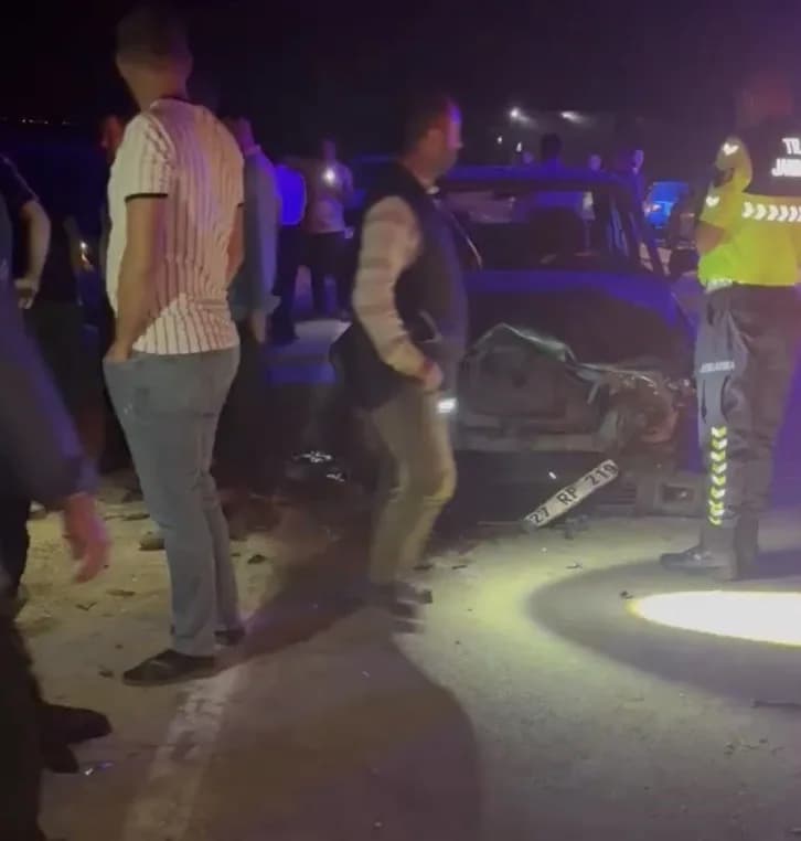Gaziantep’te otomobil koyun sürüsüne daldı: sürücü yaralandı, çok sayıda koyun telef oldu