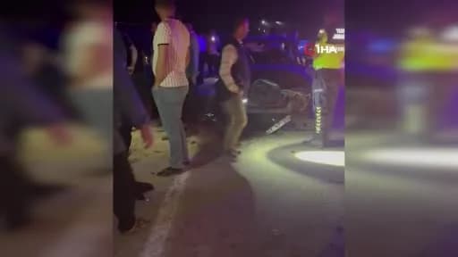 Gaziantep Araban'da otomobil koyun sürüsüne çarptıktan sonra olay yerinde jandarma ve sağlık ekipleri müdahale ediyor