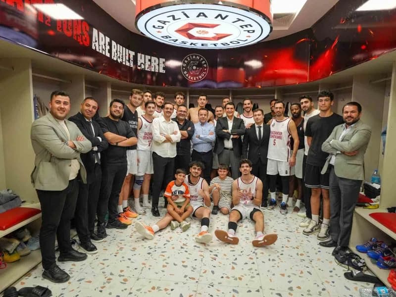 Gaziantep Basketbol oyuncuları Kamil Ocak Spor Salonu'nda Finalspor karşısında mücadele ederken