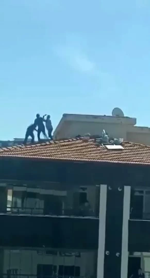 Gaziantep'te 2 şahsın beş katlı binanın çatısında kavga ettiği anlar cep telefonu kamerasına yansıdı