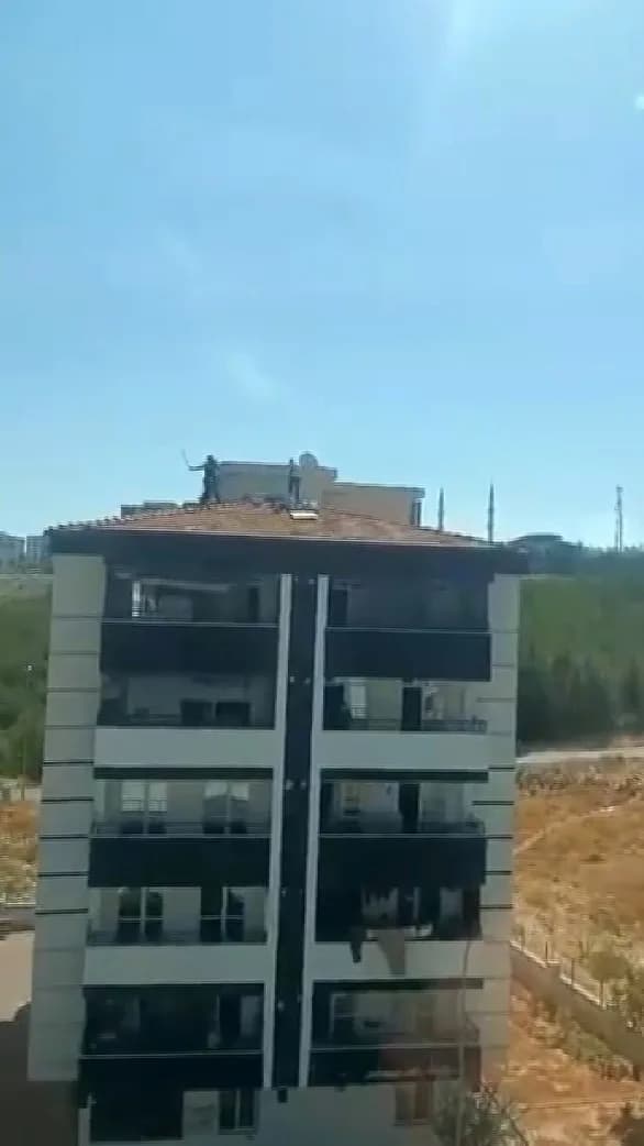 Gaziantep'te 2 şahsın beş katlı binanın çatısında kavga ettiği anlar cep telefonu kamerasına yansıdı
