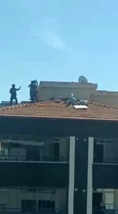 Gaziantep Şehitkamil ilçesinde beş katlı bina çatısında iki şahıs arasında yaşanan kavga anları