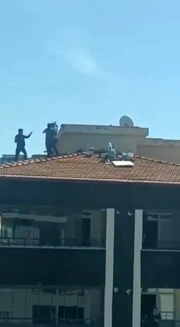 Gaziantep Şehitkamil ilçesinde beş katlı bina çatısında iki şahıs arasında yaşanan kavga anları