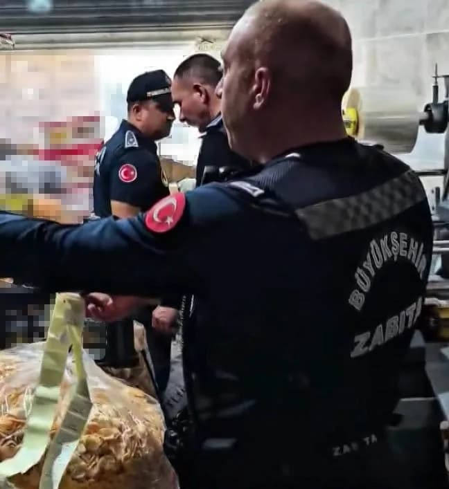 Gaziantep'te bozulmuş, tarihi geçmiş ve değiştirilmiş 2 kamyon cips ve şekerleme ele geçirildi