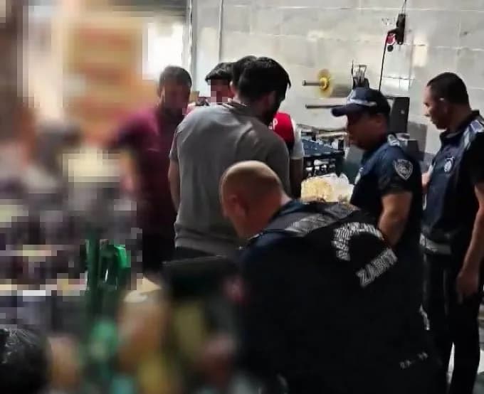 Gaziantep'te zabıta ekipleri tarafından ele geçirilen tarihi geçmiş ve bozulmuş cips ile şekerleme ürünleri