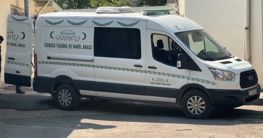 Gaziantep 2. Organize Sanayi Bölgesi’nde elektrik akımına kapılan işçi için sağlık ekipleri müdahalede bulunuyor