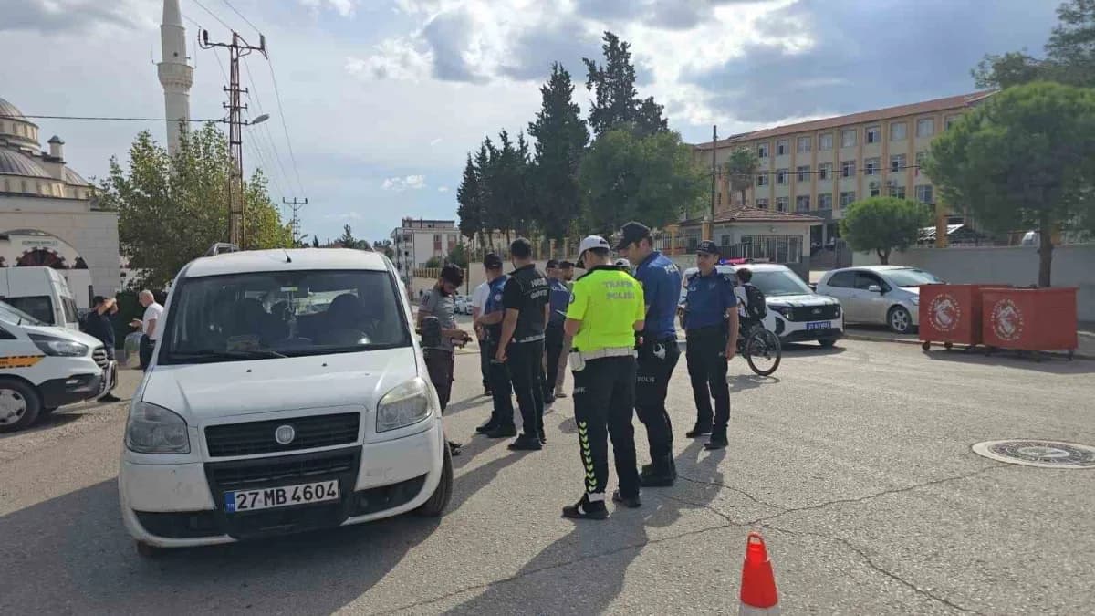 Gaziantep İslahiye’de okul çevresinde polis ekiplerinin güvenlik uygulaması yaptığı an