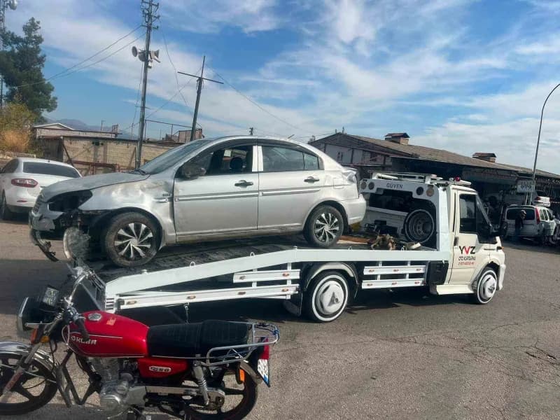 Gaziantep'in İslahiye ilçesinde kontrolden çıkan otomobil kaldırıma uçarak ters döndü. Kazada sürücü hafif yaralandı.